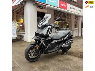 BMW Scooter Zeer complete BMW C 400 X Automaat in de kleur zwart. Voorzien van beugelset, mislichten