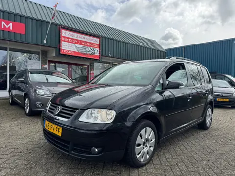 Volkswagen Touran 2.0-16V FSI Highline. Cruise/climate control, trekhaak en apk tot december!