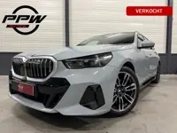 BMW 5 Serie Touring 520i M-Sport BROOKLYN-GRAU/PANO/TREKHAAK/H&K/HEAD-UP/360CAMERA/VENTILATIE//DRIVI