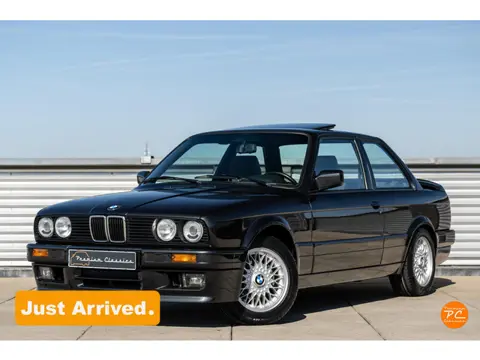 BMW 3-serie 325i M-Technic II E30 | 33.000KM | Swiss delivered | 2nd Owner | Full documentation