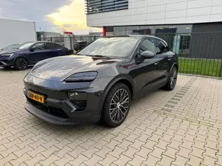 Porsche Macan 4 100 kWh 21" velgen panoramadak luchtvering elek. trekhaak Bose