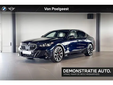 BMW i5 eDrive40 M Sport Edition | Glazen Panoramadak | Stoelventilatie | Harman Kardon | Trekhaak |