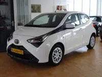Toyota Aygo 1.0 VVT-i x-play Airco, achteruitrij camera, elektrische ramen, centrale vergrendeling, 