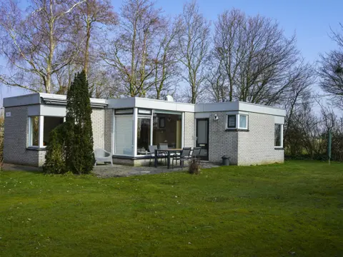 Vrijstaande rustig gelegen bungalow vlakbij de Waddenzee