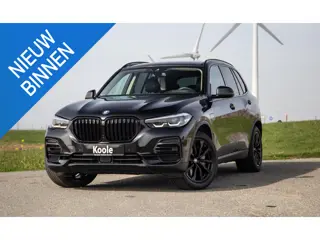 BMW X5 xDrive45e CARPLAY / CAMERA / DEALER ONDERHOUDEN /  LEER / STOELVERWARMING / BLACK ON BLACK