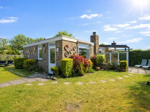 Comfortabele bungalow met open haard en afgesloten tuin