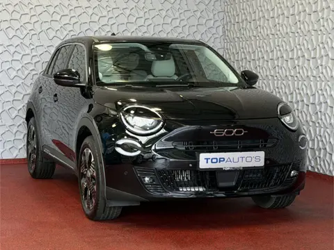 Fiat 600 1.2 Hybrid La Prima • Luxe Leder • Massage • Elek. Stoel • ACC • Camera • Elek. Klep • 18" 