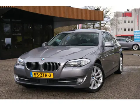 BMW 5-serie 530i Upgrade Edition|Rijklaar!|Carplay|ACC|Schuifdak|Camera Voor+Achter|Standkachel|