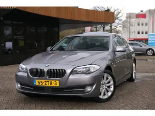 BMW 5-serie 530i Upgrade Edition|Rijklaar!|Carplay|ACC|Schuifdak|Camera Voor+Achter|Standkachel|