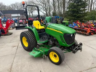 John Deere 4520 met midden maaidek 180cm (bj 2008)