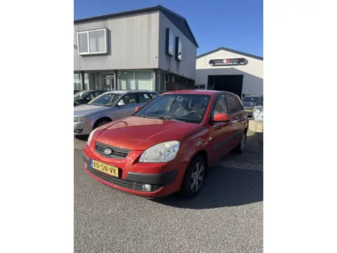 Kia Rio 1.4 LXE 5 Deurs,rijdt goed,Lichte schade bij Linker achterlicht en voorraam moet vervangen w