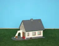 Huis met rode bank en poort HO/H0 [NH1329]