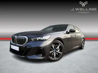 BMW 5-serie 550e xDrive pano / B&W / trekhaak / Iconic glow