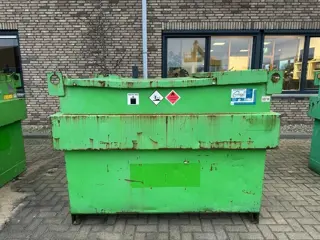 Kiwa IBC Steenbergen 2000 liter Dieseltank met handpomp Milieutank