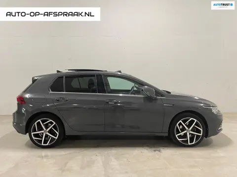 Volkswagen Golf 1.5 eTSI R-Line Pano Automaat Navi PDC Stoelverwarming