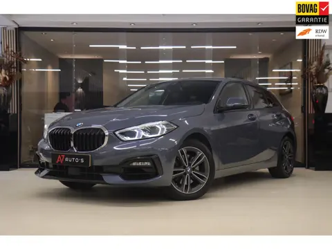 BMW 1-serie 118i Executive Edition NAP/CARPLAY/CAM/LANEASSIST/NAVI/VOL