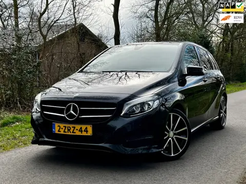 Mercedes-Benz B-klasse 180 Prestige | Leder + Navi + Cruise + Trekhaak Nu € 12.450,-!!!