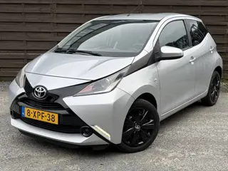 Toyota Aygo 1.0 VVT-i x-play / AC / CAMERA / GR.SCHERM / NAP