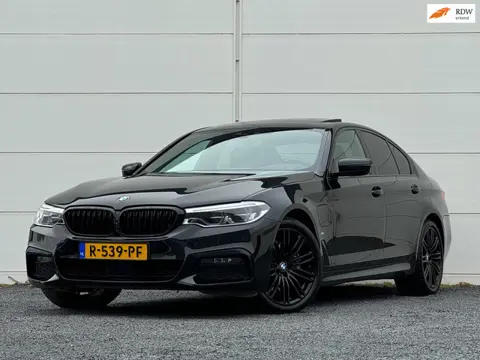 BMW 5-serie 530e High Exe M-Sport Pano Head up HK Stoelventilatie 360 Camera Shadow line