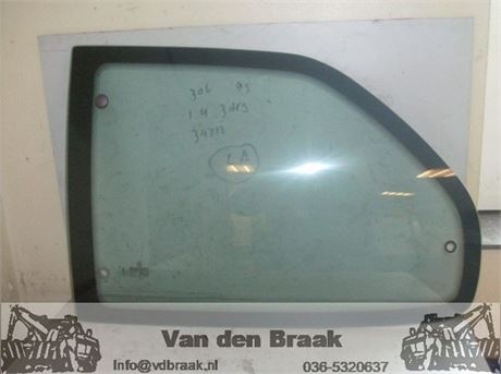Peugeot 306 3 drs 1993-2001 Zijruit links achter