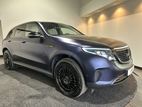 Mercedes-Benz EQC 400 4MATIC Premium 80 kWh | paarse wrap | beige interieur | lichtmetalen velgen