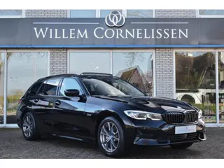 BMW 3-serie Touring 320e Panoramadak ACC Trekhaak Stuur/Stoelverwarmin