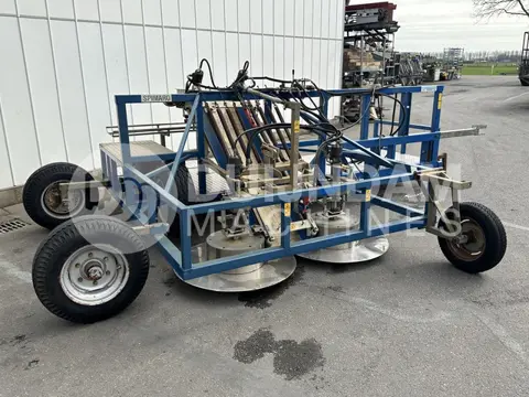 Roopack Spimaro spinazie oogstmachine Met een transportband die de kratten direct vult.