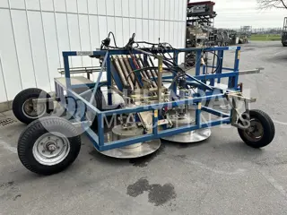 Roopack Spimaro spinazie oogstmachine Met een transportband die de kratten direct vult.