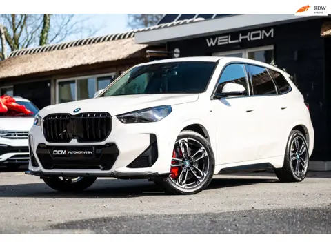 BMW iX1 eDrive 20 M Sport Live Cockpit I Mineralweiss Metallic I Head Up I Led I CarPlay I 360 Camer