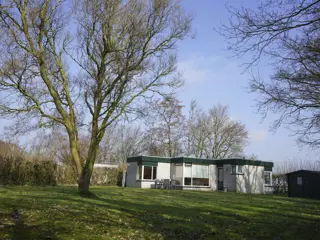 Rustig gelegen vrijstaande bungalow op klein parkje bij Oosterend