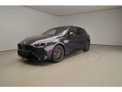 BMW 1 Serie 5-deurs 120 M-Sportpakket / Panoramadak / Trekhaak / Driving assist plus / Getint glas /