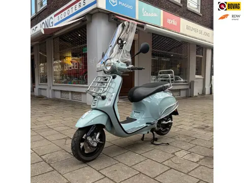 Vespa Snorscooter Vespa Primavera 4T Ice Blue, unieke kleur en voorzien van diverse mooie chrome acc