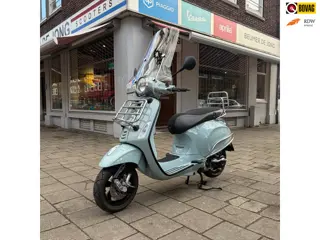 Vespa Snorscooter Vespa Primavera 4T Ice Blue, unieke kleur en voorzien van diverse mooie chrome acc