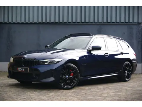 BMW 3 Serie Touring 330e xDrive 292Pk M-Sport 19,5KW accu Shadow/Panoramadak/Wegkl-trhk/360-camera/m