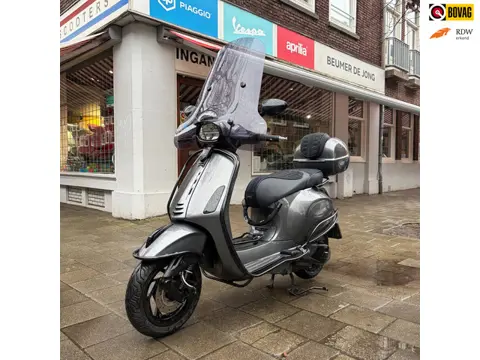 Vespa Scooter Vespa Sprint 125 S ABS Custom Nardo Grey, super dikke custom motorscooter voorzien van