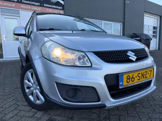 Suzuki SX4 1.6 Comfort met parkeersensoren en trekhaak en airco en stoelverwarming