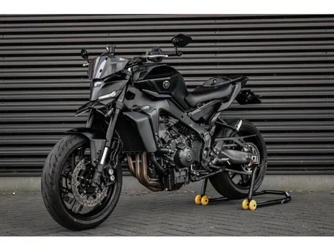 Yamaha Tour MT- 09 ABS 119PK 2025 DEMO-MODEL / COMPLETE DOCUMENTATIE / AKRAPOVIC EXHAUST / QUICK SHI