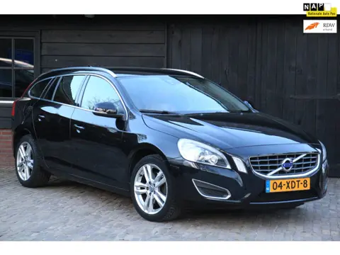 Volvo V60 1.6 T3 Summum Xenon/Leer/Navigatie/Parkeersensor/Trekhaak afneembaar