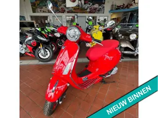 Vespa Primavera 50 RED Edition 45km E5+ NIEUW BETAAL met in3