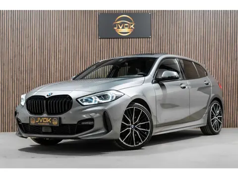 BMW 1-serie 118i M-Sport Pano HUD HK Muziek Kuipstoelen BTW