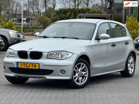 BMW 1-serie 118i | NW Distributtieketting | Stoelverwarming | Climate control | Parkeersensoren | Xe
