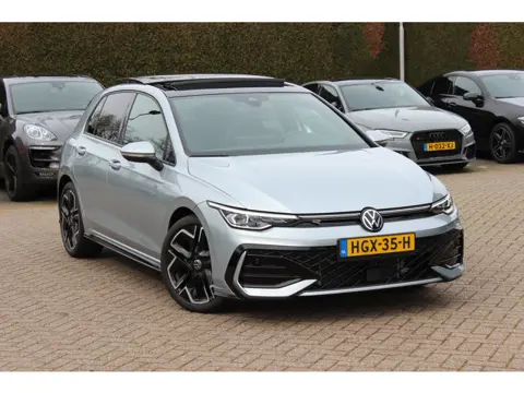 Volkswagen Golf 1.5 eTSI R-Line Edition / Trekhaak / Panoramadak / 360Camera / Keyless / Matrix LED 