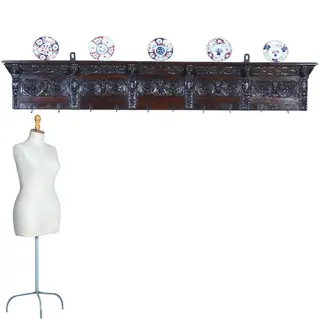 Renaissance wandrek of kapstok met 7 gestoken panelen 1640 en later