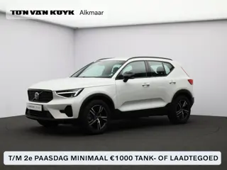 Volvo XC40 B4 197PK Plus Dark / Trekhaak / All Season / Stoel+stuur+voorruitverwarming / Harman Kard