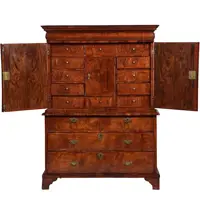 Vroeg 18e eeuws Engels rariteiten kabinet in wortelnoten met 17 laadjes achter de deuren