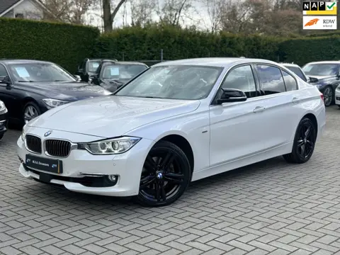 BMW 3-serie 320i Upgrade Edition Luxury|Nieuwe Ketting|Navigatie|Leder|Lane Assist|18 inch|Nette sta