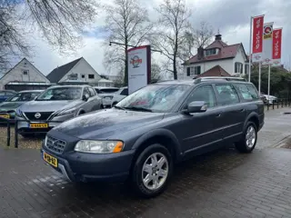 VOLVO XC70 2.5 T AWD MOMENTUM 209PK 4X4 / LEDER / STOELVERW. / AIRCO-ECC / CRUISE CTR. / TREKHAAK