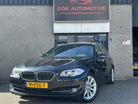 BMW 5-serie Touring 523i High Executive / Pano / Leer / Stoelverwarming / PDC / Xenon / Navi / NAP /
