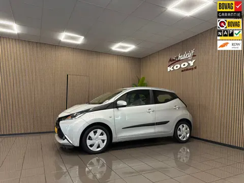 Toyota Aygo 1.0 VVT-i x-play * Navigatie / Camera / LED / Bluetooth / NL Auto *
