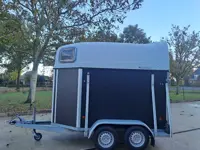 1.5 paards trailer geheel nieuw opgebouwd met kunststof bodem